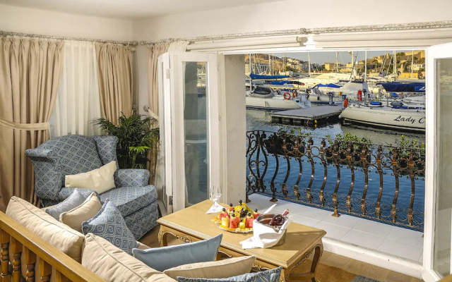 Cesme Marina Konukevi