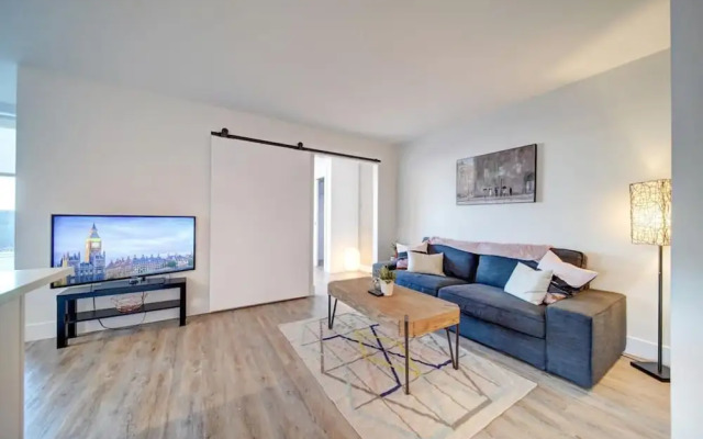 Stylish Modern Condo w Parking Location Coffee