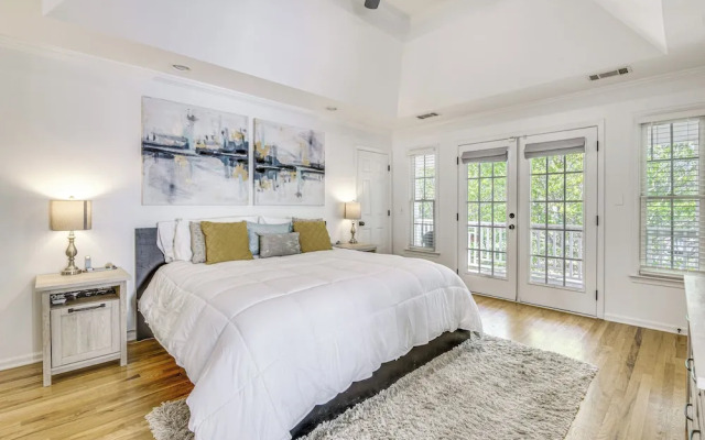 Walk to Mercedes-benz! Spacious Getaway in Atlanta