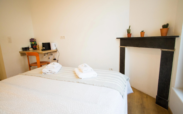 Unit 9 - Vibrant Room near Avenue Louise Best Location