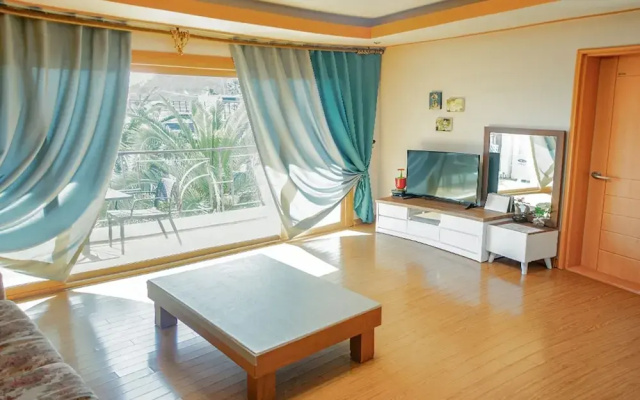 Jeju Sanbangsan Tansan Hot Springs Pension