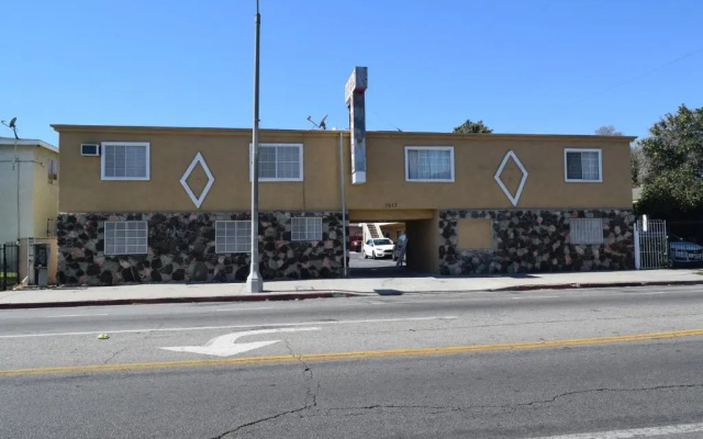 Top Hat Motel