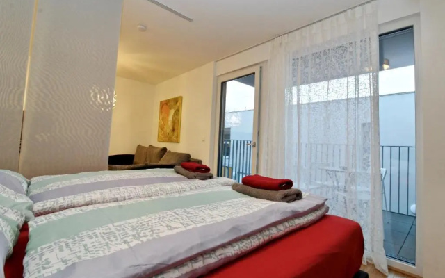 Balcony/Pool/Free Parking Garage Studio