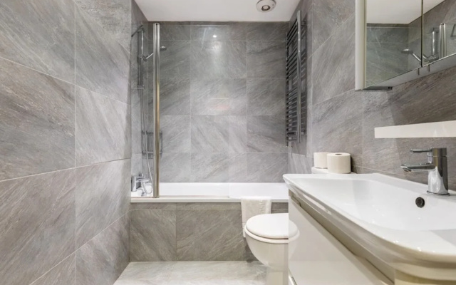 Elegant 2BD Flat 5 Mins to Kensington Gardens!