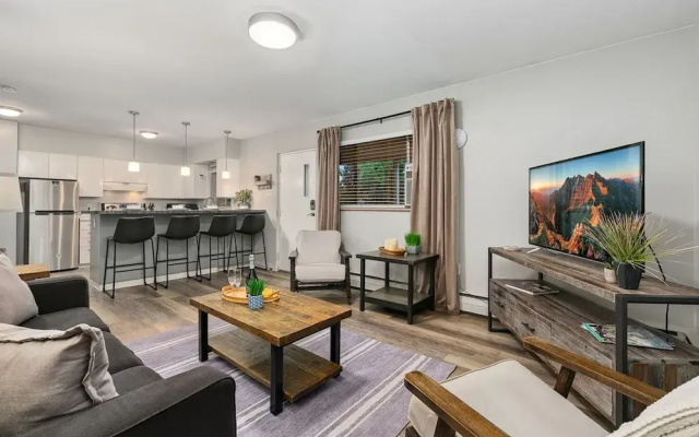 Lavender Suite Relaxed, Walkable Old Town Stay