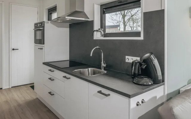 Comfy Lodge with Microwave near Markermeer