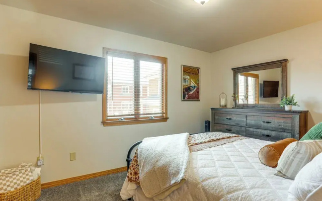 Convenient Townhome 1 Mi to Dtwn Clearfield