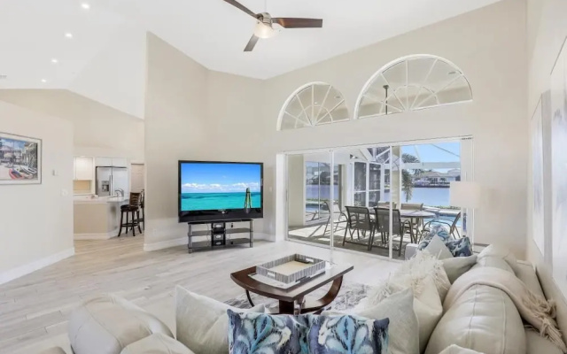 Waterfront Home With Spectacular View, Pool and spa