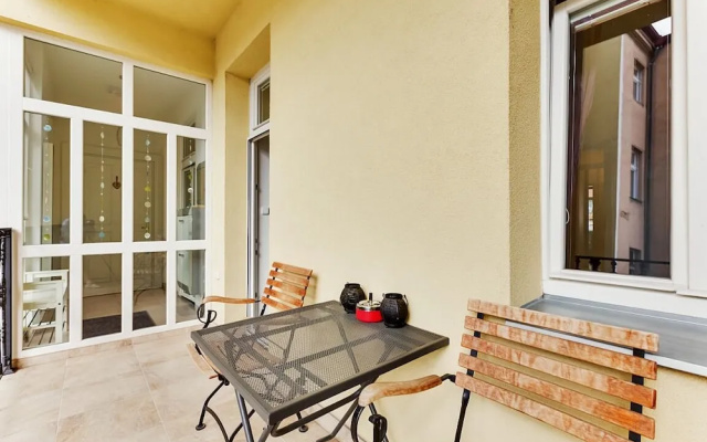 Charming Two-Bedroom Apartment Next To The Emmaus Abbey