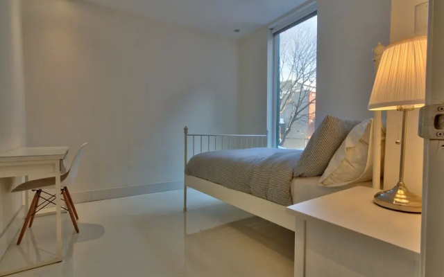 Modern 2BR in Trendy Plateau by Namastay