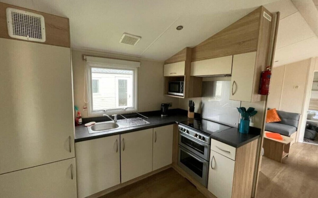 Broadland Sands - Holiday Accommodation 21136