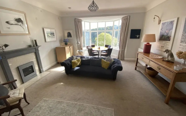 Beachside 2-bed - Sleeps 4, Parking & Pet Friendly