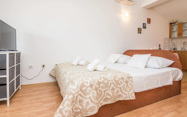 Beachfront Apartment Mira 1