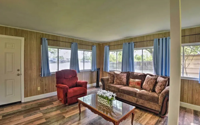 Lakefront Cabin + Guest House Near Granbury Square