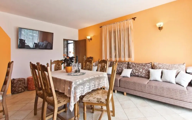 Awesome Home in Visnjan with Hot Tub, Sauna & WiFi