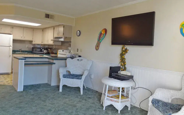 Shore Lea 102 1 Br condo by RedAwning