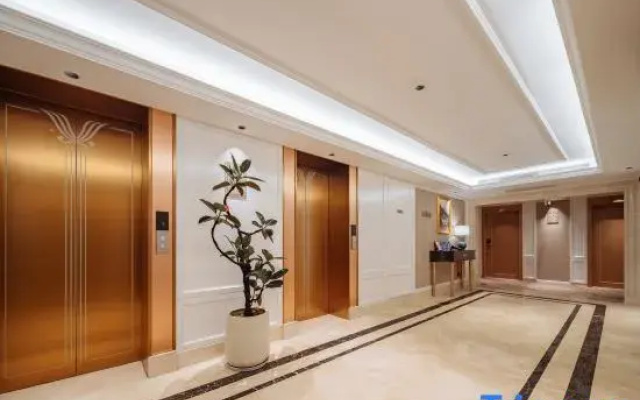 Vienna Hotel (Dali Erhai Railway Station Wanda Branch)