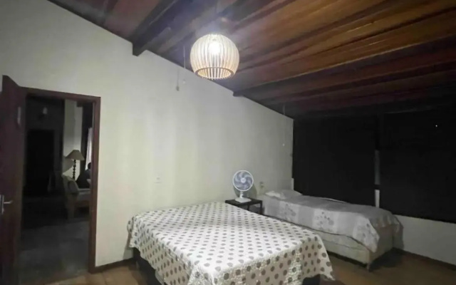 Casa da mata com piscina natural em condomínio