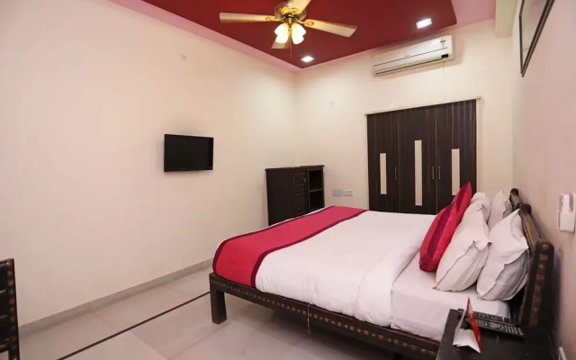 OYO 9933 Hotel Meera Mahal