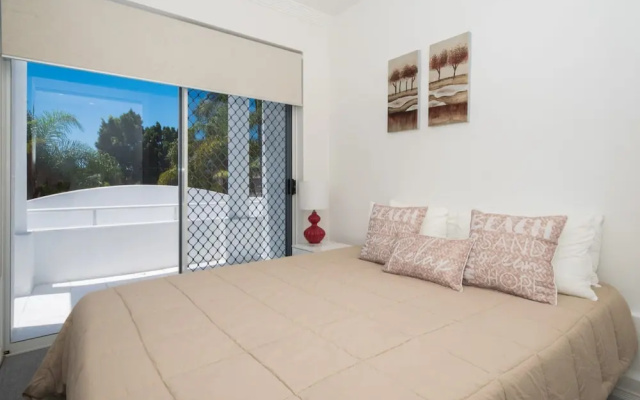 Edgewater on Chevron Waterfront 5 Bedroom Deluxe House Central Surfers