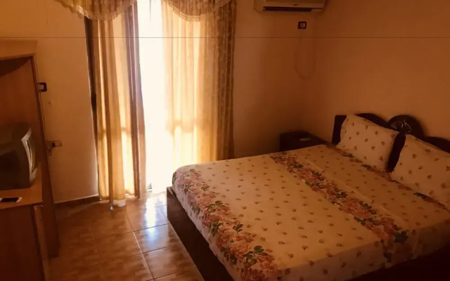 Gold Guest House & Bar