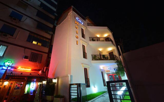 City Hotel Tirana вид на фасад
