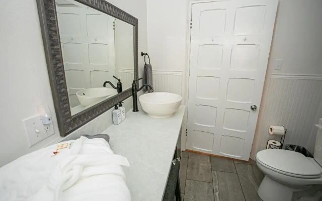 Hummingbird Estate Wine & Suites