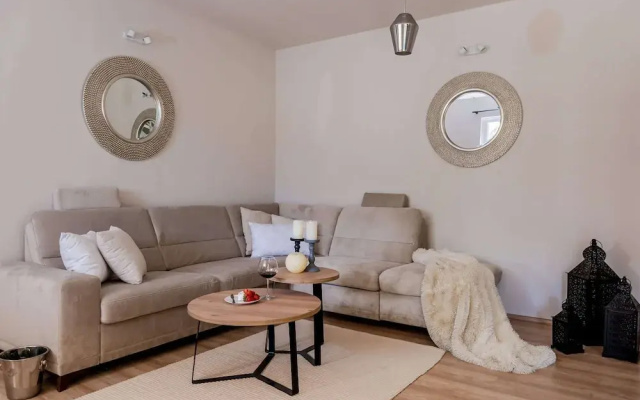 Luxury Villa Lelu With Heated Saltwater Pool, Parking, High Speed Internet, Bbq, el. car Charge T2