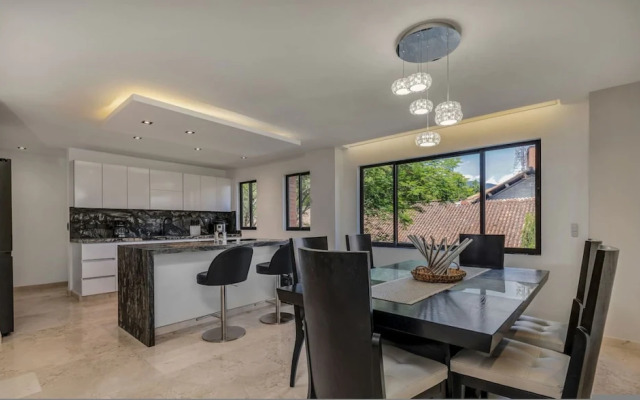 301 - Luxury 3BR Retreat Private Jacuzzi Nightclub AC