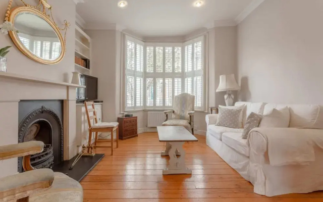 Charming Two Bedroom Home in West London