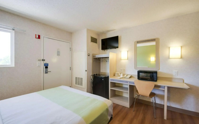 Motel 6 Statesville, NC