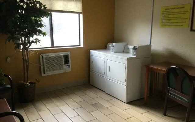 Super 8 Canton/Livonia Area