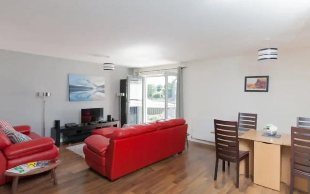 Bright, Contemporary Edinburgh Flat With Parking!