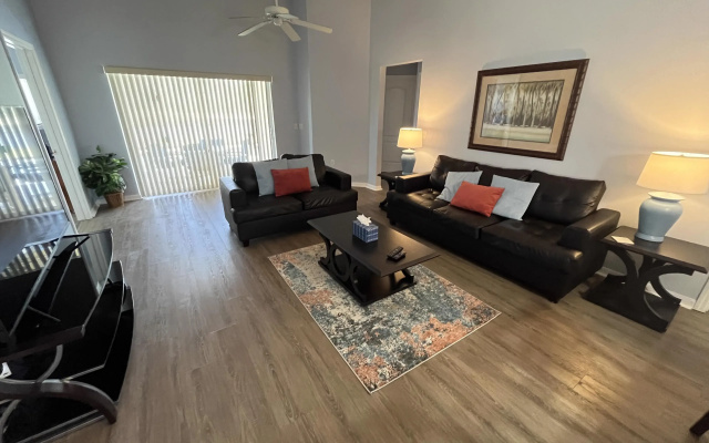 Cosy 4 Bed Villa Overlooking A Lake