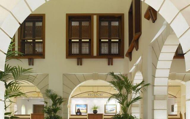 Pine Cliffs Hotel вид на фасад