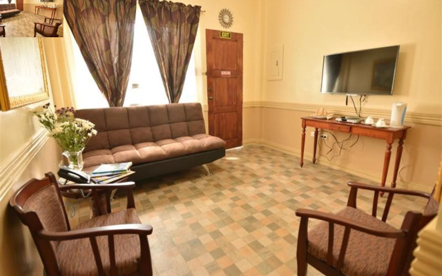 Roz And Angelique's Inn & Suites