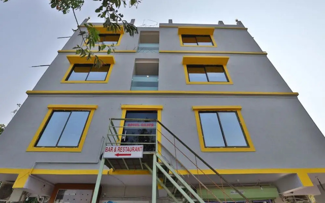 OYO 24833 Hotel Silver