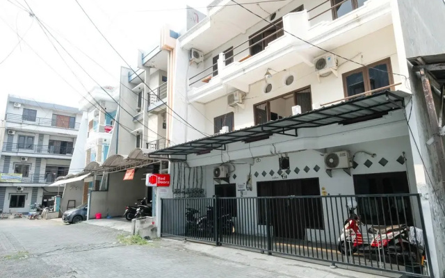 RedDoorz Padang Pasir near Petra University Surabaya