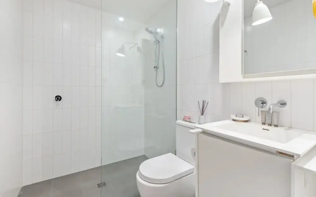 Brighton 1-bed Apartment With Balcony & Parking