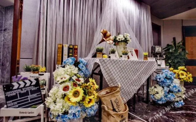 Huaya International Hotel (Weifang High-speed Railway North Station)