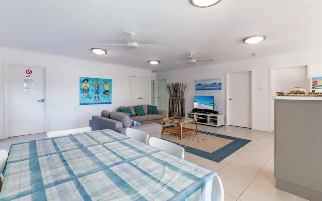 Beach House, Pacific Road, 1/20