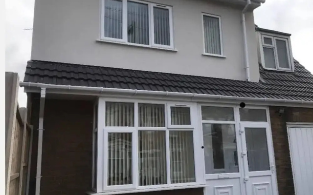 Large 5 Bed House / Wolverhampton + Parking