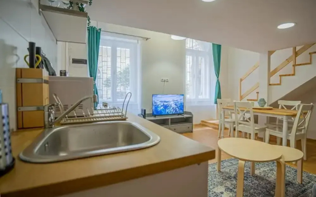 Boutique apartment in the party street