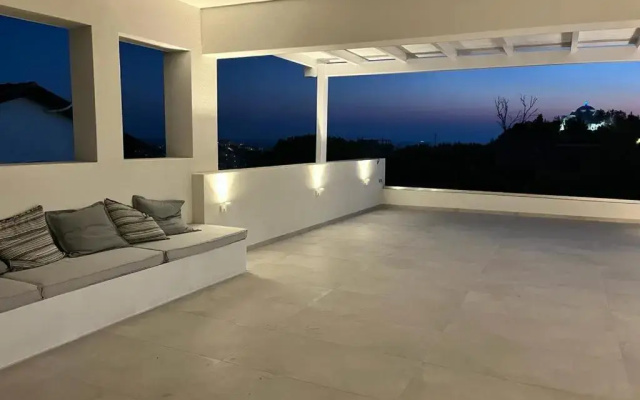 5 Bedroom Villa with Private Pool, Saronida, Athens Riviera