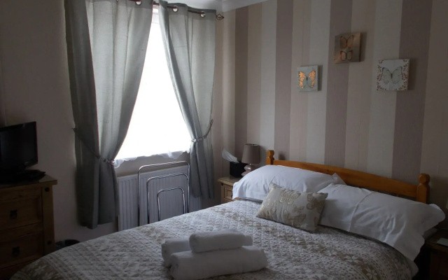OYO Twins Palms Guest House