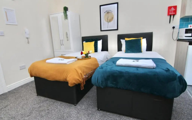 Twin Bed Studio Near Train Station, Netflix, WiFi