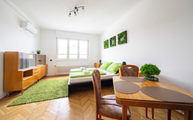Pozsonyi Suite – 3Br Family Stay | Ac + Balcony