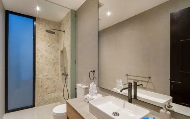 Six Palm 2BR Villa w/ Rooftop Near Padang Beach