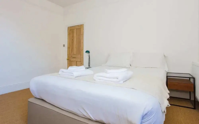 Bright 2 Bedroom Apartment in South East London