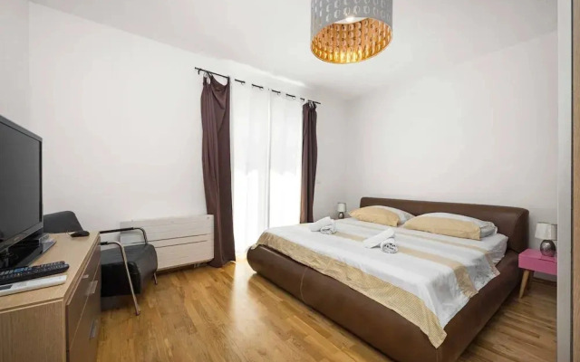 Spacious Apartment in Brodarica With Garden